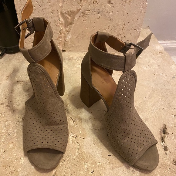 Universal Thread Shoes - 🚨SALE 🚨 5 items for only $25!!